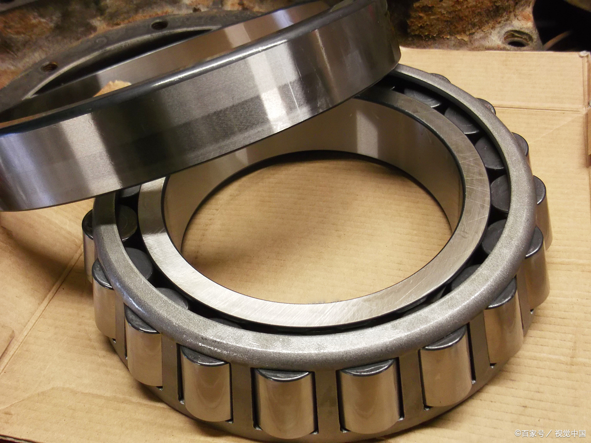 今天我們講講在客戶驗收時經(jīng)常看到并提到的“藍邊軸承”，“黑邊軸承”，“花邊軸承”。